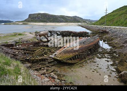 Cimitero delle vecchie navi della costa sul Mare di Barents a Teriberka. Russia settentrionale Foto Stock