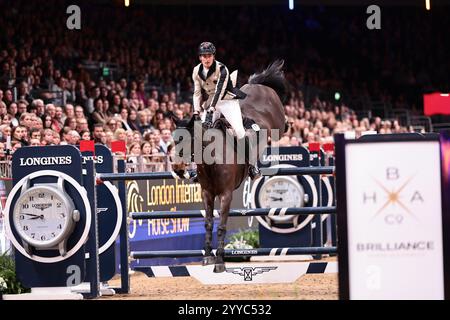 Londra, Regno Unito. 20 dicembre 2024. Olivier Philippaerts del Belgio con Cristel durante il Gran Premio di Londra al London International Horse Show il 20 dicembre 2024, Londra, Regno Unito (foto di Maxime David - MXIMD Pictures) crediti: MXIMD Pictures/Alamy Live News Foto Stock