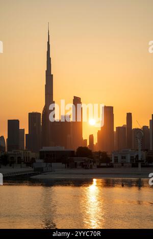 Alba sullo skyline di Dubai, Emirati Arabi Uniti Foto Stock