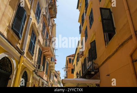 Edifici residenziali nel centro storico della città vecchia di Corfù, Grecia. Sito Patrimonio dell'Umanità dell'UNESCO, miscela di architettura veneziana, francese e britannica Foto Stock