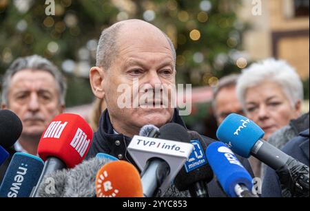 Nach dem gestrigen Anschlag auf den Magdeburger Weihnachtsmarkt besuchte am Samstag 21.12.2024 Bundeskanzler Olaf Scholz SPD den Ort des Attentats. Auf den Weihnachtsmarkt in der Innenstadt von Magdeburg ist am Freitagabend 20.12.2024 ein mutmasslicher Anschlag veruebt worden. Ein Auto War in Die Menschenmenge auf dem Weihnachtsmarkt gerast. I mindestini LAT Polizei fuhr der Taeter 400 metri di altezza dal Weihnachtsmarkt . Bislang starben fuenf Menschen bei dem Anschlag, darunter ein Kleinkind. Mehr als 200 wurden verletzt, viele davon schwer. Der mutmassliche Taeter ist ein seit 2006 in Deutschlan Foto Stock