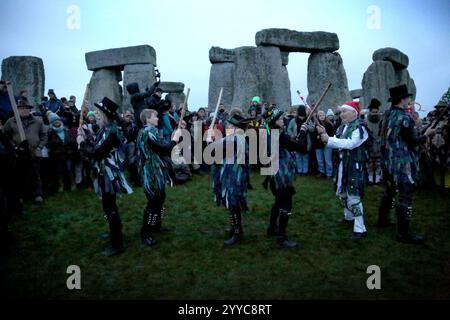 Salisbury, Inghilterra, Regno Unito. 21 dicembre 2024. Il White Horse Morris Group si esibisce per la folla durante le celebrazioni del solstizio d'inverno. Il solstizio d'inverno 2024 segna sia il giorno più breve che la notte più lunga dell'anno. Il Solstizio segna anche l'inizio dello storico festival pagano, Yule. Stonehenge fu costruita per allinearsi al sole sui solstizi. (Credit Image: © Martin Pope/ZUMA Press Wire) SOLO PER USO EDITORIALE! Non per USO commerciale! Crediti: ZUMA Press, Inc./Alamy Live News Foto Stock