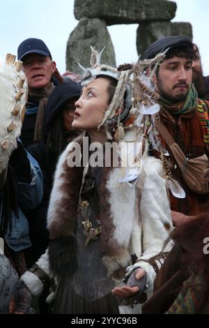 Salisbury, Inghilterra, Regno Unito. 21 dicembre 2024. Nel cerchio di pietre i visitatori suonano strumenti e alcuni indossano costumi pagani durante le celebrazioni del solstizio d'inverno. Il solstizio d'inverno 2024 segna sia il giorno più breve che la notte più lunga dell'anno. Il Solstizio segna anche l'inizio dello storico festival pagano, Yule. Stonehenge fu costruita per allinearsi al sole sui solstizi. (Credit Image: © Martin Pope/ZUMA Press Wire) SOLO PER USO EDITORIALE! Non per USO commerciale! Crediti: ZUMA Press, Inc./Alamy Live News Foto Stock