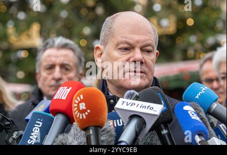 Nach dem gestrigen Anschlag auf den Magdeburger Weihnachtsmarkt besuchte am Samstag 21.12.2024 Bundeskanzler Olaf Scholz SPD den Ort des Attentats. Auf den Weihnachtsmarkt in der Innenstadt von Magdeburg ist am Freitagabend 20.12.2024 ein mutmasslicher Anschlag veruebt worden. Ein Auto War in Die Menschenmenge auf dem Weihnachtsmarkt gerast. I mindestini LAT Polizei fuhr der Taeter 400 metri di altezza dal Weihnachtsmarkt . Bislang starben fuenf Menschen bei dem Anschlag, darunter ein Kleinkind. Mehr als 200 wurden verletzt, viele davon schwer. Der mutmassliche Taeter ist ein seit 2006 in Deutschlan Foto Stock