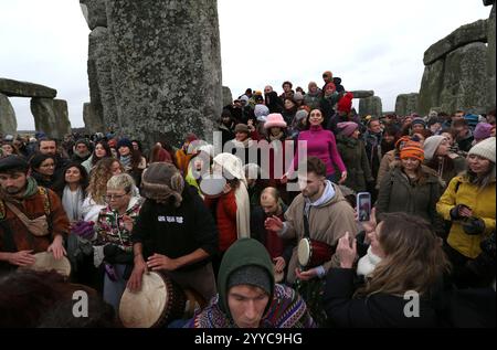 Salisbury, Inghilterra, Regno Unito. 21 dicembre 2024. Nel cerchio di pietre i visitatori suonano strumenti danzanti e alcuni indossano costumi pagani durante le celebrazioni del solstizio d'Inverno. Il solstizio d'inverno 2024 segna sia il giorno più breve che la notte più lunga dell'anno. Il Solstizio segna anche l'inizio dello storico festival pagano, Yule. Stonehenge fu costruita per allinearsi al sole sui solstizi. (Credit Image: © Martin Pope/ZUMA Press Wire) SOLO PER USO EDITORIALE! Non per USO commerciale! Crediti: ZUMA Press, Inc./Alamy Live News Foto Stock