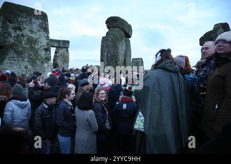 Salisbury, Inghilterra, Regno Unito. 21 dicembre 2024. I visitatori inondano il cerchio di pietre durante le celebrazioni del solstizio d'inverno. Il solstizio d'inverno 2024 segna sia il giorno più breve che la notte più lunga dell'anno. Il Solstizio segna anche l'inizio dello storico festival pagano, Yule. Stonehenge fu costruita per allinearsi al sole sui solstizi. (Credit Image: © Martin Pope/ZUMA Press Wire) SOLO PER USO EDITORIALE! Non per USO commerciale! Crediti: ZUMA Press, Inc./Alamy Live News Foto Stock