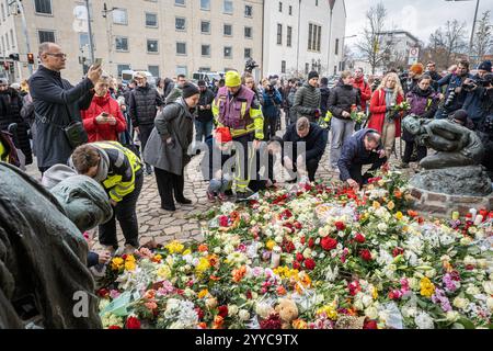 Nach dem gestrigen Anschlag auf den Magdeburger Weihnachtsmarkt legten am Samstag 21.12.2024 viele Menschen Blumen am Eingang der St.-Johannis-Kirche a Magdeburg nieder. Auf den Weihnachtsmarkt in der Innenstadt von Magdeburg ist am Freitagabend 20.12.2024 ein mutmasslicher Anschlag veruebt worden. Ein Auto War in Die Menschenmenge auf dem Weihnachtsmarkt gerast. I mindestini LAT Polizei fuhr der Taeter 400 metri di altezza dal Weihnachtsmarkt . Bislang starben fuenf Menschen bei dem Anschlag, darunter ein Kleinkind. Mehr als 200 wurden verletzt, viele davon schwer. Der mutmassliche Taeter ist ein Foto Stock