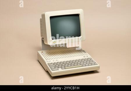 Pavia, Lombardia, Italia – 2 novembre 2024: Apple IIC dal 1984 al Ctrl+Alt Museum, il prezzo nel 1984 era di $ 1295. Venduto pochi mesi dopo il lancio di Apple Foto Stock