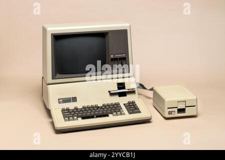Pavia, Lombardia, Italia – 2 novembre 2024: Apple III dal 1980 al Ctrl+Alt Museum, commercializzato come primo computer professionale Apple. È stato venduto dal 198 Foto Stock
