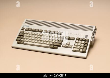 Pavia, Lombardia, Italia - 8 dicembre 2024: Commodore Amiga A1200 dal 1992, home computer considerato non di successo ma 1 milione di copie vendute. Mostrato in Foto Stock