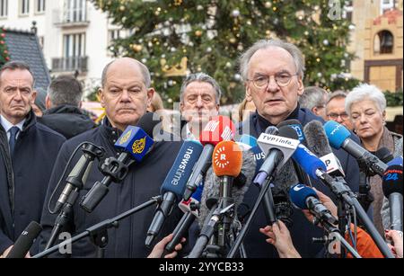 Nach dem gestrigen Anschlag auf den Magdeburger Weihnachtsmarkt besuchten am Samstag 21.12.2024 Bundeskanzler Olaf Scholz SPD, M., Volker Wissing parteilos, li., Bundesminister fuer Digitales und Verkehr und Sachsen-Anhalts Ministerpraesident Reiner Haseloff CDU, re. Den Ort des Attentats. Auf den Weihnachtsmarkt in der Innenstadt von Magdeburg ist am Freitagabend 20.12.2024 ein mutmasslicher Anschlag veruebt worden. Ein Auto War in Die Menschenmenge auf dem Weihnachtsmarkt gerast. I mindestini LAT Polizei fuhr der Taeter 400 metri di altezza dal Weihnachtsmarkt . Bislang starben fuenf Menschen bei Foto Stock