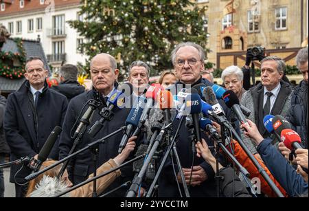 Nach dem gestrigen Anschlag auf den Magdeburger Weihnachtsmarkt besuchten am Samstag 21.12.2024 Bundeskanzler Olaf Scholz SPD, M., Volker Wissing parteilos, li., Bundesminister fuer Digitales und Verkehr und Sachsen-Anhalts Ministerpraesident Reiner Haseloff CDU, re. Den Ort des Attentats. Auf den Weihnachtsmarkt in der Innenstadt von Magdeburg ist am Freitagabend 20.12.2024 ein mutmasslicher Anschlag veruebt worden. Ein Auto War in Die Menschenmenge auf dem Weihnachtsmarkt gerast. I mindestini LAT Polizei fuhr der Taeter 400 metri di altezza dal Weihnachtsmarkt . Bislang starben fuenf Menschen bei Foto Stock