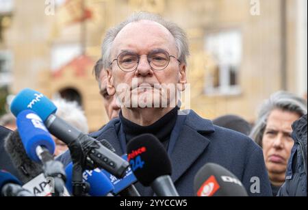 Nach dem gestrigen Anschlag auf den Magdeburger Weihnachtsmarkt besuchte am Samstag 21.12.2024 Sachsen-Anhalts Ministerpraesident Reiner Haseloff CDU den Ort des Attentats. Auf den Weihnachtsmarkt in der Innenstadt von Magdeburg ist am Freitagabend 20.12.2024 ein mutmasslicher Anschlag veruebt worden. Ein Auto War in Die Menschenmenge auf dem Weihnachtsmarkt gerast. I mindestini LAT Polizei fuhr der Taeter 400 metri di altezza dal Weihnachtsmarkt . Bislang starben fuenf Menschen bei dem Anschlag, darunter ein Kleinkind. Mehr als 200 wurden verletzt, viele davon schwer. Der mutmassliche Taeter ist ei Foto Stock