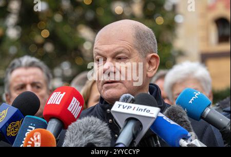 Nach dem gestrigen Anschlag auf den Magdeburger Weihnachtsmarkt besuchte am Samstag 21.12.2024 Bundeskanzler Olaf Scholz SPD den Ort des Attentats. Auf den Weihnachtsmarkt in der Innenstadt von Magdeburg ist am Freitagabend 20.12.2024 ein mutmasslicher Anschlag veruebt worden. Ein Auto War in Die Menschenmenge auf dem Weihnachtsmarkt gerast. I mindestini LAT Polizei fuhr der Taeter 400 metri di altezza dal Weihnachtsmarkt . Bislang starben fuenf Menschen bei dem Anschlag, darunter ein Kleinkind. Mehr als 200 wurden verletzt, viele davon schwer. Der mutmassliche Taeter ist ein seit 2006 in Deutschlan Foto Stock