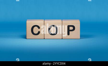 COP Colombia peso firma su colorati cubi di legno. Primo piano di elementi in legno, concetto di business. Rendering 3D su sfondo blu. Foto Stock