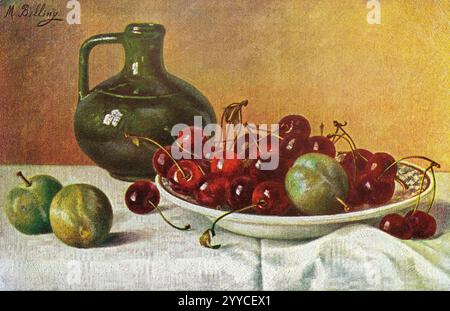 Cartolina vintage 1910-1920 con pittura di ciliegie rosse e prugne verdi su un piatto di porcellana con una caraffa o una caraffa di vetro. Foto Stock