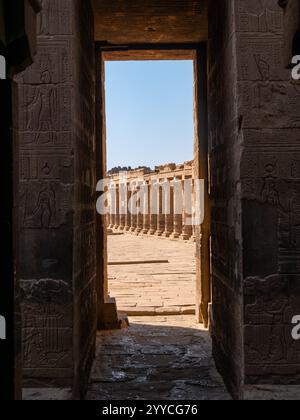 Colonne viste da una porta all'interno del tempio di file ad Assuan, in Egitto, in un pomeriggio limpido Foto Stock