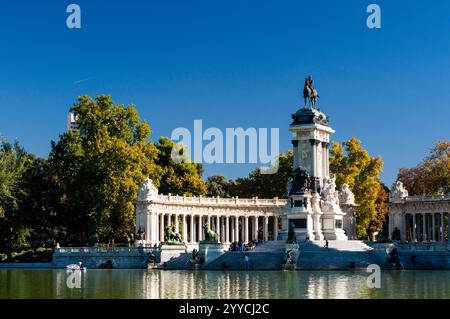 Parco del Retiro e Monumento al re Alfonso XII sullo sfondo. Madrid. Spagna Foto Stock