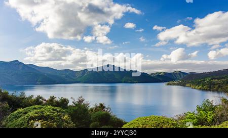 Una serena vista del Lago Ashi (Ashinoko) dalla piattaforma di osservazione Benten-no-Hana Tenbodai nel Parco Onshi Hakone, Hakone, Giappone. MT. Mikuni è promo Foto Stock