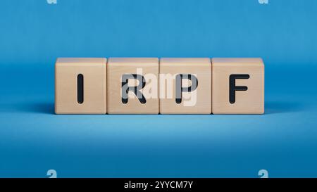 Testo IRPF su blocco di legno.primo piano di elementi in legno,concetto aziendale.rendering 3D su sfondo blu. Foto Stock