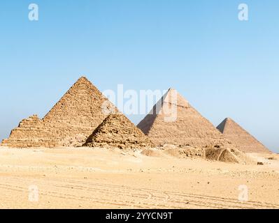 Le grandi Piramidi di Giza, Egitto, in un pomeriggio limpido Foto Stock