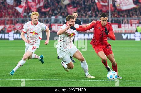 Jamal MUSIALA, FCB 42 gareggiano per la palla, tackle, duello, colpo di testa, zweikampf, azione, lotta contro Willi ORBAN, RB Leipzig 4 Nicolas Seiwald, RB Leipzig 13 nella partita FC BAYERN MUENCHEN - RB LEIPZIG 5-1 il 20 dicembre 2024 a Monaco, Germania. Stagione 2024/2025, 1.Bundesliga, FCB, München, giorno 15, 15.Spieltag fotografo: Peter Schatz - LE NORMATIVE DFL VIETANO QUALSIASI USO DI FOTOGRAFIE come SEQUENZE DI IMMAGINI e/o QUASI-VIDEO - Foto Stock