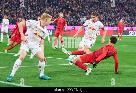 Jamal MUSIALA, FCB 42 gareggiano per la palla, tackle, duello, colpo di testa, zweikampf, azione, lotta contro Willi ORBAN, RB Leipzig 4 Nicolas Seiwald, RB Leipzig 13 nella partita FC BAYERN MUENCHEN - RB LEIPZIG 5-1 il 20 dicembre 2024 a Monaco, Germania. Stagione 2024/2025, 1.Bundesliga, FCB, München, giorno 15, 15.Spieltag fotografo: Peter Schatz - LE NORMATIVE DFL VIETANO QUALSIASI USO DI FOTOGRAFIE come SEQUENZE DI IMMAGINI e/o QUASI-VIDEO - Foto Stock