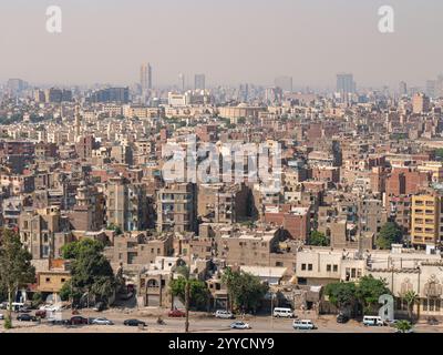 Smog sopra il fitto paesaggio cittadino del Cairo visto dalla Cittadella di Saladino in un pomeriggio di sole Foto Stock