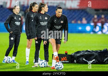 ROTTERDAM, 21-12-2024, Stadium De Kuip, stagione 2024/2025, Azerion Eredivisie Vrouwen olandese. Partita tra Feyenoord - PSV (donne). Riscaldamento PSV. Crediti: Pro Shots/Alamy Live News Foto Stock