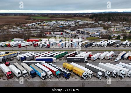 Themenfoto Parkplatznot an Raststaetten: Così oft parken LKW-Fahrer falsch. Alle LKW Parkplaetze an der Autobahn Raststaette Vaterstetten an der A99 sind belegt. Lastwagen. *** Foto a tema mancanza di spazi di parcheggio nelle aree di riposo questo è quanto spesso i conducenti di camion parcheggiano in modo errato tutti i parcheggi per camion nell'area di sosta Vaterstetten sull'autostrada A99 sono occupati camion Foto Stock