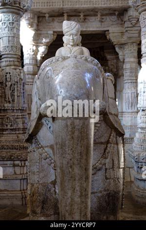 India. Stato del Rajasthan. Ranakpur. Tempio di Chaumukha, chiamato anche tempio di Ranakpur dedicato al Signore Adinatha. Scultura di un elefante, sul dorso Foto Stock