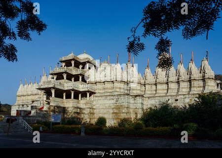 India. Stato del Rajasthan. Ranakpur. Tempio di Chaumukha, chiamato anche tempio di Ranakpur dedicato al Signore Adinatha. Vista generale Foto Stock