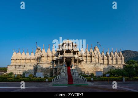 India. Stato del Rajasthan. Ranakpur. Tempio di Chaumukha, chiamato anche tempio di Ranakpur dedicato al Signore Adinatha. Vista generale Foto Stock