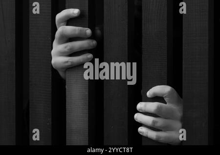 Behind Bars: Prospettiva incorniciata di un uomo sconosciuto Foto Stock