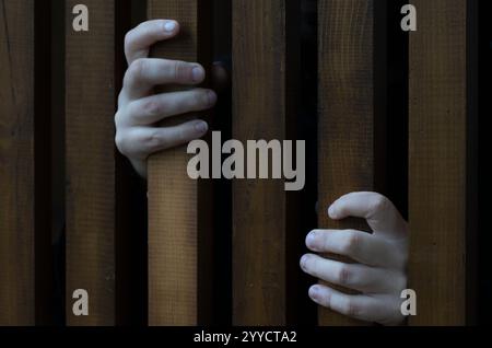 Behind Bars: Prospettiva incorniciata di un uomo sconosciuto Foto Stock