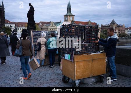 Praga, Repubblica Ceca. 3 ottobre 2024 - venditori e turisti sul Ponte Carlo (Karluv Most) Foto Stock