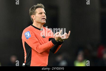 Stoccarda, Germania. 21 dicembre 2024. L'arbitro di Schiedsrichter Dr. Felix Brych Gestik Geste VfB Stuttgart vs FC St Pauli 21.12.2024 LE NORMATIVE DFL VIETANO QUALSIASI USO DI FOTOGRAFIE COME SEQUENZE DI IMMAGINI E/O QUASI-VIDEO/dpa/Alamy Live News Foto Stock