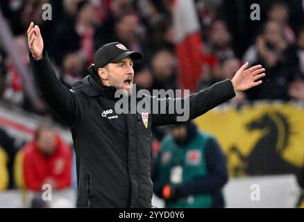 Stoccarda, Germania. 21 dicembre 2024. Allenatore Sebastian Hoeness VfB Stuttgart am Spielfeldrand Gestik Geste VfB Stuttgart vs FC St Pauli 21.12.2024 LE NORMATIVE DFL VIETANO QUALSIASI USO DI FOTOGRAFIE COME SEQUENZE DI IMMAGINI E/O QUASI-VIDEO/dpa/Alamy Live News Foto Stock