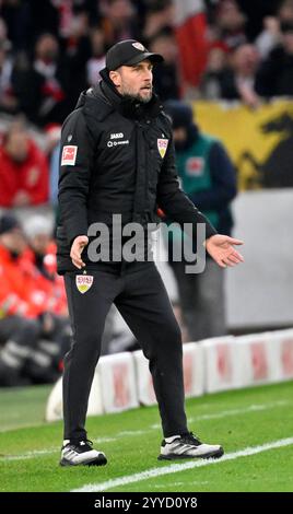 Stoccarda, Germania. 21 dicembre 2024. Allenatore Sebastian Hoeness VfB Stuttgart am Spielfeldrand Gestik Geste VfB Stuttgart vs FC St Pauli 21.12.2024 LE NORMATIVE DFL VIETANO QUALSIASI USO DI FOTOGRAFIE COME SEQUENZE DI IMMAGINI E/O QUASI-VIDEO/dpa/Alamy Live News Foto Stock