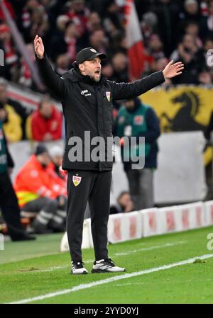 Stoccarda, Germania. 21 dicembre 2024. Allenatore Sebastian Hoeness VfB Stuttgart am Spielfeldrand Gestik Geste VfB Stuttgart vs FC St Pauli 21.12.2024 LE NORMATIVE DFL VIETANO QUALSIASI USO DI FOTOGRAFIE COME SEQUENZE DI IMMAGINI E/O QUASI-VIDEO/dpa/Alamy Live News Foto Stock