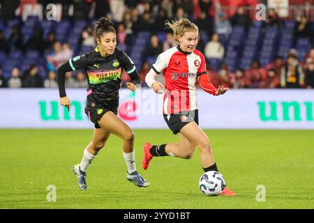 Rotterdam, Paesi Bassi. 21 dicembre 2024. ROTTERDAM, PAESI BASSI - 21 DICEMBRE: Chimera Ripa del PSV e Jarne Teulings del Feyenoord inseguono il pallone durante l'Azerion Eredivisie match olandese tra Feyenoord e PSV allo Stadion Feyenoord il 21 dicembre 2024 a Rotterdam, Paesi Bassi. (Foto di Leiting Gao/Orange Pictures) credito: Orange Pics BV/Alamy Live News Foto Stock