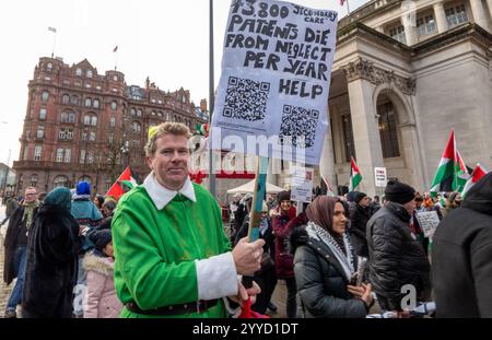 Will Ferrell Elf assomiglia. Attivista per la salute mentale . Protesta palestinese a Manchester nel Regno Unito. L'ultima protesta settimanale pianificata prima di Natale. La protesta ha attraversato il centro della città passando attraverso i mercatini di Natale. Molti cartelli si riferivano al periodo natalizio. Manchester Regno Unito. Immagine: Garyroberts/worldwidefeatures.com Foto Stock