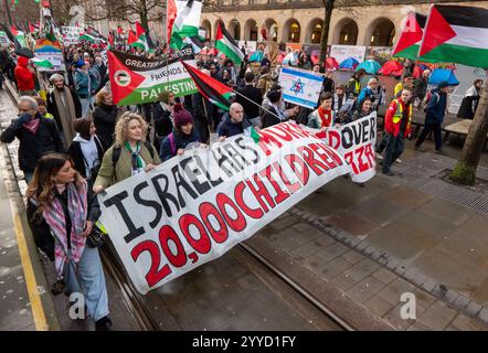 Manchester, Regno Unito. 21 dicembre 2024. Protesta palestinese a Manchester nel Regno Unito. L'ultima protesta settimanale pianificata prima di Natale. La protesta ha attraversato il centro della città passando attraverso i mercatini di Natale. Molti cartelli si riferivano al periodo natalizio. Crediti: GaryRobertsphotography/Alamy Live News Foto Stock