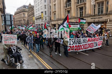 Manchester, Regno Unito. 21 dicembre 2024. Protesta palestinese a Manchester nel Regno Unito. L'ultima protesta settimanale pianificata prima di Natale. La protesta ha attraversato il centro della città passando attraverso i mercatini di Natale. Molti cartelli si riferivano al periodo natalizio. Crediti: GaryRobertsphotography/Alamy Live News Foto Stock