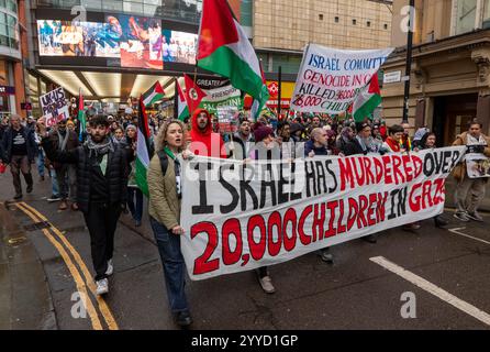 Manchester, Regno Unito. 21 dicembre 2024. Protesta palestinese a Manchester nel Regno Unito. L'ultima protesta settimanale pianificata prima di Natale. La protesta ha attraversato il centro della città passando attraverso i mercatini di Natale. Molti cartelli si riferivano al periodo natalizio. Crediti: GaryRobertsphotography/Alamy Live News Foto Stock