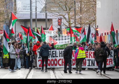 Manchester, Regno Unito. 21 dicembre 2024. Protesta palestinese a Manchester nel Regno Unito. L'ultima protesta settimanale pianificata prima di Natale. La protesta ha attraversato il centro della città passando attraverso i mercatini di Natale. Molti cartelli si riferivano al periodo natalizio. Crediti: GaryRobertsphotography/Alamy Live News Foto Stock