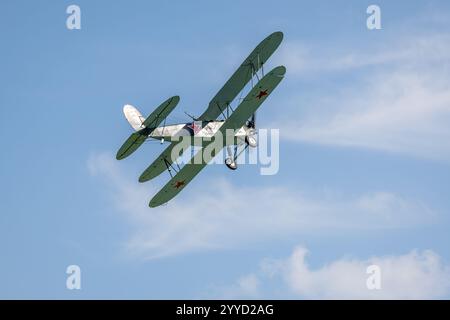 Shuttleworth Collection, Polikarpov, Po2, in volo al Military Air Show tenutosi a Shuttleworth il 2 luglio 2023. Foto Stock