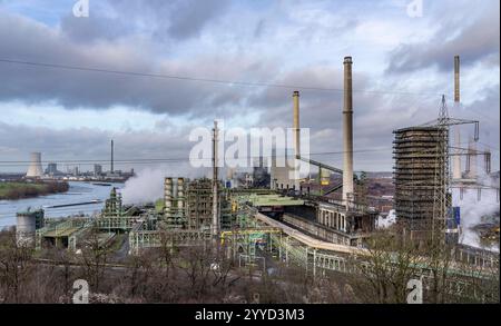 Die Kokerei Schwelgern versorgt mit über 2,5 mio Tonnen Koks das Hochofenwerk Schwelgern von ThyssenKrupp Steel, am Rhein, Gilt als modernste Kokerei der Welt mit den weltgrößten Koksofenbatterien, Links Die s.g. Weiße 2,5 considerata la più moderna pianta di cokeria del mondo Foto Stock