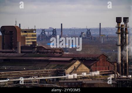 Panorama des ThyssenKrupp Steel Stahlwerk in Duisburg-Bruckhausen, Oxygenstahlwerk und Brammenstraßen, im Hintergrund das ehemalige Thyssen Hüttenwerk Meidrich, heute der Landschaftspark Duisburg-Nord, Hochöfen, NRW, Deutschland, ThyssenKrupp Steel Bruckhausen Foto Stock