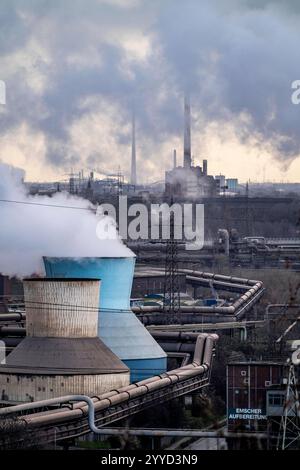 Panorama des ThyssenKrupp Steel Stahlwerk a Duisburg-Bruckhausen, Kühltürme, am Kraftwerk Hamborn, Rohrleitungen, im Hintergrund das ThyssenKrupp Kraftwerk Hermann Wenzel a Ruhrort, NRW, Deutschland, ThyssenKrupp Steel Bruckhausen Foto Stock